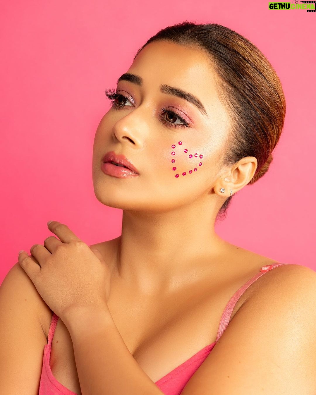 Tina Datta Instagram - The day of love and the day to tell yourself that loving yourself and cherishing YOU is most important! Count your blessings and the top of the list is valuing yourself! Happy Valentines ❤️ . . #happyvalentinesday #love #tinadatta #selflove Mumbai, Maharashtra