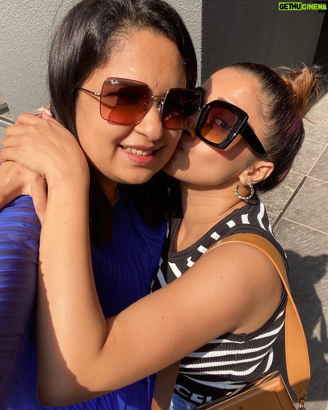 Tina Datta Instagram - Dearest bestie , People come n go but you me numero uno, my constant, my confidante, my soul sister, my partner in crime , my deepest darkest secret keeper… thank you for being you.. it’s truly a blessing to have you in my life. Sometimes i wonder how did i get so lucky to even meet u?? Mere aanson dekhke jo khud roh padhti hain, mujhe khush dekhkar jo sabse zyaada khush hoti hain.. You’ve no idea what you mean to me annii.. love u my bun @aneri_desai23 .. Noone like you.. ♥️♥️ God bless you and protect you… 🧿🧿 happy bday bubs 🧿♥️♥️ India