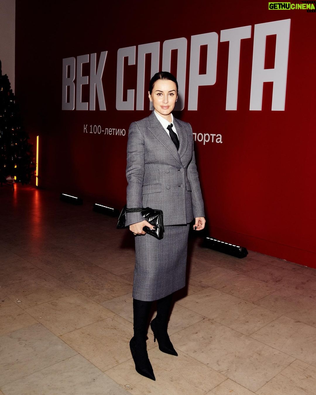 Tina Kandelaki Instagram - Насыщенная выдалась неделя, а #битвалуков как никогда яркая! Какой лук нравится больше? Черный, красный, серый или желтый? Moscow, Russia