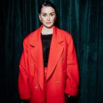Tina Kandelaki Instagram - Мне сегодня задали интересный вопрос: «Что делать, если считаешь, что достиг дна?». Решила, что стоит порассуждать на эту тему в формате поста. Оттолкнуться, как говорит народная мудрость. Чтобы высоко прыгнуть, нужно иметь хоть что-то под ногами, пусть даже это будет дно. Но если в вашей жизни произошла какая-то сложная, трагическая ситуация, а вы по-прежнему живы, это говорит о том, что, видимо, Божий замысел именно в том, чтобы вы продолжили жить. Сделали что-то или пережили что-то, или заимели какой-то опыт, ради которого, возможно, и родились. Мы настолько мало и слабо понимаем жизнь. Мы же в основном живем в материальной ее части, а духовная, она, к сожалению, идет по остаточному принципу у большинства людей. Поэтому мы очень утилитарно воспринимаем жизнь и наш смысл нахождения в ней. Я, кстати, этим тоже грешу. Наверное, в определенном возрасте нужно начинать искать духовное объяснение тому, что ты делаешь в этом мире. А если ты найдешь духовное объяснение, то силы, и моральные, и физические, всегда найдутся.