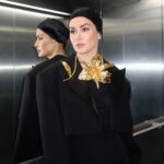 Tina Kandelaki Instagram - Люблю, когда в #битвалуков попадают такие противоположные по эстетике образы 🔥 Выбирайте, какой вам по душе: тотал блэк с акцентным золотым цветком или тотал рэд с удлиненным пиджаком? Moscow, Russia