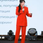 Tina Kandelaki Instagram - Люблю, когда в #битвалуков попадают такие противоположные по эстетике образы 🔥 Выбирайте, какой вам по душе: тотал блэк с акцентным золотым цветком или тотал рэд с удлиненным пиджаком? Moscow, Russia