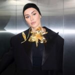 Tina Kandelaki Instagram - Бьюти-расписание Уход за собой для меня как спорт и личная гигиена — обязателен и привычен. Я тщательно подхожу к выбору продуктов для лица и занимаюсь лицом регулярно. Утром я всегда обязательно очищаю лицо, увлажняю его кремом, крашусь. У меня очень много всяких защитных средств: летом я всегда использую SPF, в зимнее время есть дополнительное увлажнения для кожи лица, для волос всегда идет термозащита. Вечером у меня отдельная бьюти-рутина: глубокое очищение, увлажнение, массаж. В моей ванной есть всё: начиная от успокаивающих и глиняных масок, заканчивая альгинатными. Можно сказать, что у меня дома полноценный спа-салон. Дома по выходным я в течение дня поэтапно делаю полноценный уход: от очищения до увлажнения и питания. Есть у меня два инструмента для лица, которые я очень люблю: термальная вода в течение дня и массаж лица, который особенно важен после занятий спортом. Какие бьюти-процедуры вы делаете по выходным? Что обязательно должно быть в уходе? Moscow, Russia