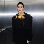 Tina Kandelaki Instagram - Бьюти-расписание Уход за собой для меня как спорт и личная гигиена — обязателен и привычен. Я тщательно подхожу к выбору продуктов для лица и занимаюсь лицом регулярно. Утром я всегда обязательно очищаю лицо, увлажняю его кремом, крашусь. У меня очень много всяких защитных средств: летом я всегда использую SPF, в зимнее время есть дополнительное увлажнения для кожи лица, для волос всегда идет термозащита. Вечером у меня отдельная бьюти-рутина: глубокое очищение, увлажнение, массаж. В моей ванной есть всё: начиная от успокаивающих и глиняных масок, заканчивая альгинатными. Можно сказать, что у меня дома полноценный спа-салон. Дома по выходным я в течение дня поэтапно делаю полноценный уход: от очищения до увлажнения и питания. Есть у меня два инструмента для лица, которые я очень люблю: термальная вода в течение дня и массаж лица, который особенно важен после занятий спортом. Какие бьюти-процедуры вы делаете по выходным? Что обязательно должно быть в уходе? Moscow, Russia