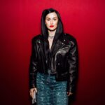 Tina Kandelaki Instagram - Wink, START и НТВ снова создали отличный сериал. Не могла пропустить премьеру Жоры Крыжовникова «Слово пацана. Кровь на асфальте». Шикарно! Время, атмосфера, эмоции, интонации — всё на высшем уровне Ни для кого не секрет, что в нашей стране был период, когда криминал становился основной ролевой моделью для всех молодых парней. На фоне нашей толерантности, феминизма, сопротивления абьюзивности и т. п., конечно, сейчас представить такой полярный мир практически невозможно. Но, друзья, ведь это всё правда! И самое главное, чтобы мы избежали повторения 90-х, потому что искусственная романтизация того времени ни к чему хорошему не приведет — это факт. Спасибо большое коллег, что напомнили о нашем советском прошлом. Первую серию уже можно посмотреть на Wink и START. Осторожнее, затягивает! #словопацана #wink #ири #нмгстудия #toomuchproduction #нтв @slovopacana.wink @start.ru @ntvru