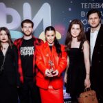 Tina Kandelaki Instagram - Премия «ТЭФИ-KIDS» наша! Столько сил, души и любви вложили мы с моей командой в программу «Умнее всех». Запускать этот проект было страшно, но интересно. Николай Борисович Картозия и весь телеканал «Пятница» создают для детского и подросткового телевидения невероятные проекты, которые не уступают контенту в интернете. Спасибо команде, семье и вам, дорогие друзья, за поддержку❤️