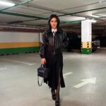 Tina Kandelaki Instagram - #БитваЛуков сегодня выбираем образ с новой курткой. Как лучше ее носить: с юбкой или джинсами? Открыла для себя российский бренд Fantome — черные, кожаные и аутентичные изделия, как я люблю. А вы за цвет или total black? @fantome_design