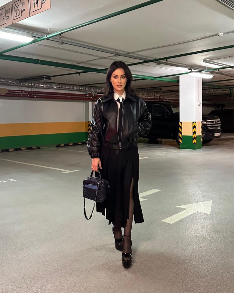 Tina Kandelaki Instagram - #БитваЛуков сегодня выбираем образ с новой курткой. Как лучше ее носить: с юбкой или джинсами? Открыла для себя российский бренд Fantome — черные, кожаные и аутентичные изделия, как я люблю. А вы за цвет или total black? @fantome_design