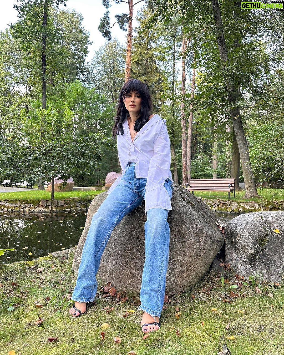 Tina Kandelaki Instagram - Что вы выбираете: финансовую независимость или «удачно выйти замуж»? Совет каждой женщине — не выбирайте, а сфокусируйтесь на себе и своей свободе. Первое и главное, чего должна достичь каждая девушка как можно скорее, — стать финансово независимой и самостоятельной. Это вопрос не только денег, но и личного достоинства, самоценности и реализации. Обретите навыки и профессию, которые позволят жить комфортно и кормить себя. А иногда — не только себя. Свобода, в том числе финансовая, — это сексуально, современно и уважаемо. Вот что действительно привлекательно — действующий и стремящийся человек, чей труд ценится и оплачивается.