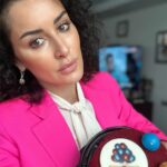 Tina Kandelaki Instagram - Моя команда совместно с компанией «Север-Метрополь» @sever_metropol, чья история длится уже 120 лет, сделала партию тортиков, посвященных дню рождения ТНТ. 25 лет! Поздравления принимаем в комментариях ниже. В Санкт-Петербурге, кстати, очень крутой офис телеканала @tnt_spb. Команда фокусируется на коллаборациях и презентациях для рекламодателей. Многие думают, что только в Москве происходит вся работа, но нет: в северной столице создаётся много креатива и партнерств. В этой поездке мне подарили такой милый торт с насыщенным сливочным вкусом. Приобрести и попробовать его вы тоже можете — в сети кондитерских «Север-Метрополь». А вы какие сладости любите?