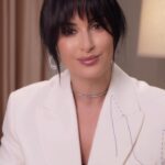 Tina Kandelaki Instagram - Всемирный День учителя — важный праздник для меня и моей семьи. День, в который я выражаю свою благодарность моим учителям и учителям моих детей. Ведь именно они взрастили нас и заложили жизненные ценности. В этом году я выбрала ценный подарок, подарок с историей. Это художественная книга про Крым и знаменитый коньяк «Коктебель», который производится только на полуострове. Благодарите и уделяйте время тем, кто сделал вклад в вас. Кто, если не мы?