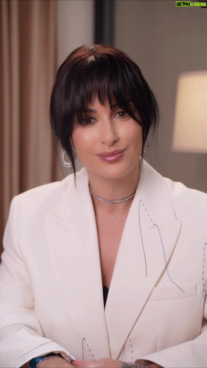 Tina Kandelaki Instagram - Всемирный День учителя — важный праздник для меня и моей семьи. День, в который я выражаю свою благодарность моим учителям и учителям моих детей. Ведь именно они взрастили нас и заложили жизненные ценности. В этом году я выбрала ценный подарок, подарок с историей. Это художественная книга про Крым и знаменитый коньяк «Коктебель», который производится только на полуострове. Благодарите и уделяйте время тем, кто сделал вклад в вас. Кто, если не мы?