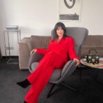 Tina Kandelaki Instagram - Начало осеннего сезона: как всё успевать? Сентябрь — это начало марафона до Нового года: учебный год, запуски, презентации, сокращение светового дня и наступление холодов. Как всё успевать и оставаться бодрым? Делюсь своими лайфхаками: 1. Определите свои цели на сезон. Что вы хотите доделать в этом году? Чему ещё хотите научиться? Какие праздники/мероприятия/крупные события предстоят? Составьте план и стратегию. 2. Поддерживайте здоровое состояние тела и заботьтесь о себе. Осень часто сопровождается ОРВИ, но если правильно следить за здоровьем, то энергии будет много. Составьте рацион питания с сезонными продуктами, гуляйте больше на улице, соблюдайте режим сна, проконсультируйтесь с вашим врачом о витаминах по необходимости. 3. Отдыхайте и организуйте себе хобби. На выходных обязательно разгружайте себя и давайте полностью ментальному и физическому здоровью восстановиться. Найдите для себя подходящее хобби: поход в музеи, игра в теннис, посещение театров и концертов. Осенью как никогда важен баланс в жизни между работой и отдыхом. Поделитесь своими лайфхаками: как перестраиваетесь с летнего на осенний сезон? Есть ли разница между сезонами в части задач и интересов?