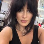Tina Kandelaki Instagram - Главный вопрос каждой женщины: с челкой или без?🤪