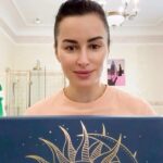 Tina Kandelaki Instagram - В августе на небе показывают невероятное шоу: звездопады. Даже самые циничные из нас верят: при виде падающей звезды надо обязательно загадать желание. 💫 В сезон самых активных звездопадов мне захотелось сделать особенный бокс. Встречайте, Dream Box. Он про космос, созведия и мечты. Я очень хочу, чтобы вы не просто смотрели на звезды и загадывали желания. Но и чтобы вы вспомнили: главная звезда вашей жизни — вы. В боксе мы собрали лучшие продукты от топ-брендов, чтобы вы сияли и сверкали: @christina.fitzgerald.russia GOLD’N APOTHEKA,@lebelrus, @manyo_russia, @dermedic_rus, URIAGE,@a.d.l.v_cosmetic, @premium_cosmetika, @beautydrugs_ru,@molecule_project, @bbone_official, 8.1.8 BEAUTY FORMULA, @lakme_russia, APIVITA, @sibirbotaniq_official, QTEM. 22 (!!!) продукта для полноценного ухода за лицом, телом, волосами, ногтями. Мы предусмотрели все: от нишевого аромата до сияющего крема-миста для лица. Боксов как всегда ограниченное количество, и большая часть тиража закончилась по предзаказу среди постоянных клиентов. Ссылка в шапке профиля, успевайте забрать свой и загадать желание.