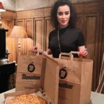 Tina Kandelaki Instagram - Мы с командой ресторана посоветовались и решили, что в мире интернета давно не было чего-то личного, настоящего и душевного. Поэтому я хочу передать каждому нашему гостю маленькое послание в благодарность за то, что выбирают нас долгие годы♥️ Поверьте, каждое письмо будет таким же горячим как наш хачапури и искренним, как пожелания на грузинских застольях. Заказывайте доставку из Тинатин и узнайте, что именно будет в вашем письме на удачу) Принимаем, готовим, собираем и доставляем до 23:00. Оформить заказ можно по телефону +7 985 761-66-63 или по ссылке в шапке профиля. Ресторан «Тинатин»