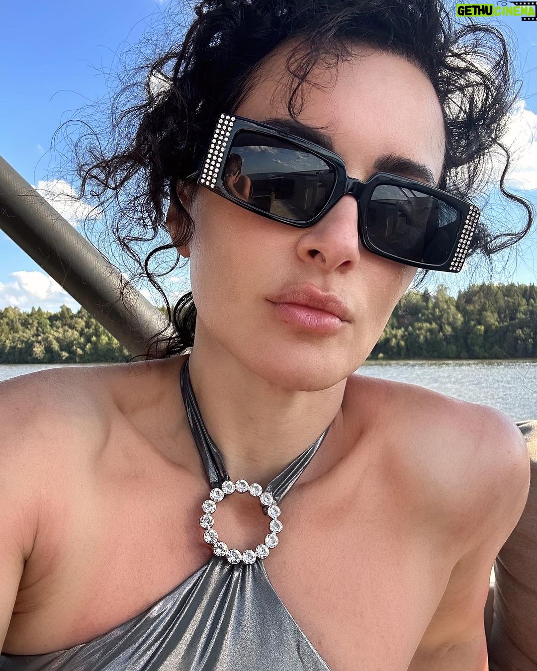 Tina Kandelaki Instagram - Утренний загар самый полезный, но не забывайте о SPF. А как ваше утро понедельника?😉