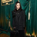 Tina Kandelaki Instagram - Мое глубочайшее убеждение, что в России пока что нет и не может быть школы так называемого персонала, в которой мы, советские дети, улыбались бы, глядя на Берримора и миссис Хадсон. Новые русские или новые богатые русские начали формировать деление на классы, которое претит постсоветскому человеку до глубины души. У нас у всех одинаковое образование. Мы учились в одной школе, мы читали одни и те же книги. Так с чего вы решили, что вам должен кто-то прислуживать? Эти коллизии, с которыми сталкивается огромное количество людей в современной России, формирование абсолютно нового класса богатых и соответствующего класса персонала — всё это натолкнуло Good Story Media в лице невероятного драматурга Антона Зайцева на создание русского «Аббатства Даунтон». Я уверена, что вам этот сериал понравится и полюбится, потому что мы начинаем большую эпопею. Что может быть интересней, чем смотреть, как молодая домработница становится главной женщиной в жизни хозяйского сына, и наоборот, избалованная дочка хозяев влюбляется в обычного водителя. Любви неважно классовое неравенство, и она в основе всего, в основе вообще смысла нашего существования. Дату релиза «Бедные смеются, богатые плачут» ждите на @tnt_online. Ждете?🔥 Moscow, Russia