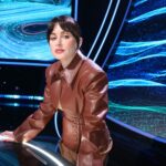 Tina Kandelaki Instagram - На съемках Умнее всех канала Пятница @fridaytv без ретуши и фильтров. Челке быть? Макияж и фото @samira.muah_