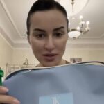 Tina Kandelaki Instagram - Мои дорогие, вы знаете, с какой любовью всегда собираю для вас боксы. Специально к сезону отпусков я приготовила для вас Voyage Box. Косметичка нежно-голубого цвета напоминает о цвете моря на рассвете. Внутри — 14 премиальных продуктов, каждый из которых выбирали для вас с любовью и с учетом того, что нужно коже и волосам летом. Там и SPF 90 (все как я люблю!), и восстанавливающие SOS-маски, и тяжелая артиллерия для лица с витамином С, ретинолом, гиалурновой кислотой, и карандаш для кутикулы, чтобы маникюр сохранялся дольше. Идеальный набор как для отпуска, так и для лета в городе. В составе средства от: Л'Окситан, URIAGE, @bb.brends, APIVITA, QTEM, R+Co, @premium_cosmetika, @molecule_project,@skincode_russia,@kpcosm, @guinot_russia, @bbone_official, @cellooe, в косметичке от @yuliakutuzova. Спойлер: вы очень приятно удивитесь цене. Горжусь своей командой, что нам удается делать невозможное. Стоимость бокса в 3 раза ниже, чем если бы вы покупали продукты по отдельности. А это значит, что у вас останется больше денег на коктейли у бассейна. Надеюсь, безалкогольные)) Ссылка — в шапке профиля. А среди тех, кто сделает перепост и напишет комментарий к этому посту, разыграю три косметички.