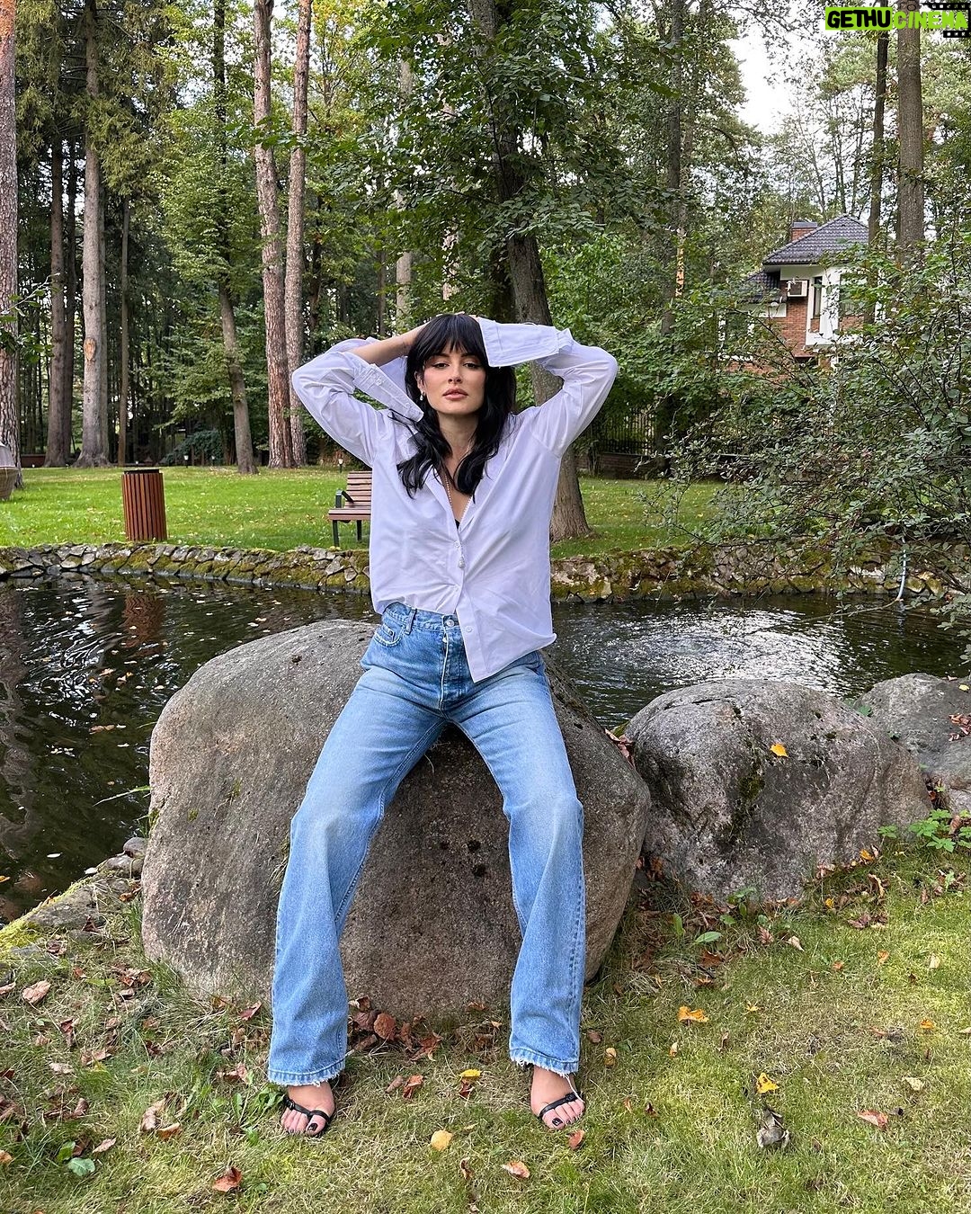 Tina Kandelaki Instagram - Что вы выбираете: финансовую независимость или «удачно выйти замуж»? Совет каждой женщине — не выбирайте, а сфокусируйтесь на себе и своей свободе. Первое и главное, чего должна достичь каждая девушка как можно скорее, — стать финансово независимой и самостоятельной. Это вопрос не только денег, но и личного достоинства, самоценности и реализации. Обретите навыки и профессию, которые позволят жить комфортно и кормить себя. А иногда — не только себя. Свобода, в том числе финансовая, — это сексуально, современно и уважаемо. Вот что действительно привлекательно — действующий и стремящийся человек, чей труд ценится и оплачивается.
