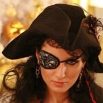 Tina Kandelaki Instagram - 30 лет в эфире. Много это или мало? У меня нет ощущения количества потраченного времени, потому что я занимаюсь тем, что мне нравится и что меня зажигает. В 18 лет меня посадили в эфир на радиостанции «Радио 105» в Тбилиси. Параллельно с этим я уже была на телевидении Грузии (Второй канал) и училась в университете на журфаке. Этот этап жизни был классным и полностью давал мне ощущение правильного профессионального пути. Сейчас мы видим результат. Не многие знают, но до СТС я успела поработать на таких радиостанциях и телеканалах, как «М-Радио», «РДВ», «Радио Рокс», «2х2», «Муз-ТВ», «ТВ-Центр». С наступлением 2000-х телевидение в России стремительно развивалось, следовательно, количество моих рабочих проектов возросло. О них я расскажу в следующих постах. Помните передачи со мной в 90-х, 2000-х? Какая была любимая? Moscow, Russia