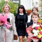 Tina Kandelaki Instagram - Друзья, я очень люблю 1 сентября, и не просто так — я до сих пор поддерживаю режим и продолжаю вставать к первому уроку. Обожаю этот день. Я очень любила его и очень ждала, честно говоря, окончания летних каникул в школе с огромной радостью. Лучшее время в жизни: ты никому ничего не должен, ты можешь просто учиться, дружить, любить, и весь мир вертится вокруг тебя. Только выйдя из школы, из этого замкнутого безопасного пространства, ты начинаешь понимать, что планета, увы, вращается не вокруг тебя, и потом наступает период одиночества в большом мире. И единственное время в жизни, когда не ощущаешь так остро это одиночество — это школа, какие бы ни снимали фильмы про сложности и проблемы в школе. Поскольку школу я в своей жизни прошла уже, как минимум, три раза и, надеюсь, ещё не раз туда вернусь, — всех с началом учебного года! Поздравляю всех, кто идёт сегодня первый раз в первый и не первый класс. Скоро к вам присоединяюсь, недолго ждать осталось.