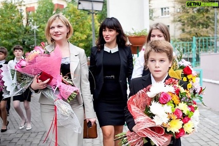 Tina Kandelaki Instagram - Друзья, я очень люблю 1 сентября, и не просто так — я до сих пор поддерживаю режим и продолжаю вставать к первому уроку. Обожаю этот день. Я очень любила его и очень ждала, честно говоря, окончания летних каникул в школе с огромной радостью. Лучшее время в жизни: ты никому ничего не должен, ты можешь просто учиться, дружить, любить, и весь мир вертится вокруг тебя. Только выйдя из школы, из этого замкнутого безопасного пространства, ты начинаешь понимать, что планета, увы, вращается не вокруг тебя, и потом наступает период одиночества в большом мире. И единственное время в жизни, когда не ощущаешь так остро это одиночество — это школа, какие бы ни снимали фильмы про сложности и проблемы в школе. Поскольку школу я в своей жизни прошла уже, как минимум, три раза и, надеюсь, ещё не раз туда вернусь, — всех с началом учебного года! Поздравляю всех, кто идёт сегодня первый раз в первый и не первый класс. Скоро к вам присоединяюсь, недолго ждать осталось.
