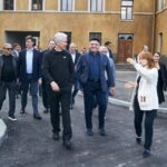 Tina Kandelaki Instagram - Москва при Собянине продолжает хорошеть. Сегодня красивых улиц столицы стало ещё больше. Посмотрите, что мы построили всего за три месяца в кинопарке «Москино» в Красной Пахре! Сегодня открыли здесь новый кинокластер вместе с мэром Сергеем Собяниным и генеральным директором «Газпром-Медиа» Александром Жаровым. Здесь воссозданы самые узнаваемые улицы столицы, и теперь организовать практически натурные съемки нам будет проще. Сегодня у нас была съёмочная смена «Постучись в мою дверь» с Никитой Волковым и Лианой Грибой. Сергей Семенович заглянул на смену и даже поучаствовал в процессе. Сказал, что к зданиям у него вопросов нет, а вот плитка нужна новая)) Мы здесь только разворачиваемся, совсем скоро стартуют новые проекты, я вам чуть позже всё расскажу!
