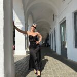 Tina Kandelaki Instagram - Самая отпускная #БитваЛуков 🔥 Выбирайте лук, который запал в сердце, и голосуйте!
