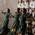 Tina Kandelaki Instagram - ...что вчера было! Презентовали оливковые патчи. Новая формула, парный дизайн, вдохновленный Грецией и Средиземноморьем. Самый актуальный косметический продукт, чтобы восстановить кожу после солнца. На мероприятии все было по классическому сценарию: патчи улетучились в мгновение ока! Как говорится, сколько патчей @ansaligy ни привози, все разберут за секунду) Из хороших новостей: патчи уже доступны к заказу на нашем сайте, за первые часы продаж они вышли в топ, и запасы стремительно тают. На пару дней поставлю к себе в шапку профиля ссылку, успевайте заказать свой кусочек средиземноморского вайба и красоты 💚 Отдельно хочу упомянуть ресторан, обязательный к посещению в Москве – @thegreeksmoscow на Неглинной. А вино этого лета – легкое греческое Hilandar Rose от @simplewine.ru – именно такое мы дарили гостям в качестве комплимента, чтобы продлить воспоминания об этом вечере.