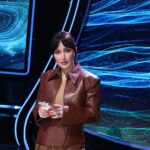 Tina Kandelaki Instagram - На съемках Умнее всех канала Пятница @fridaytv без ретуши и фильтров. Челке быть? Макияж и фото @samira.muah_
