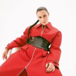 Tina Kandelaki Instagram - Я с раннего детства поняла, что заниматься стилем — это отдельное искусство. К счастью, я достаточно быстро пришла к тому, что мне нужны профессионалы: меня одевали, меня красили, меня причесывали. Это были команды, которые в разные годы занимались мной и способствовали моей внешней трансформации. Я, честно говоря, очень благодарна каждому из тех людей, кто со мной работал. Но в этом году особенно хочу отметить команду, которая сейчас со мной. Ника Шабашова, вам отдельное спасибо за то, что сделали меня гораздо более женственной, продуманной и изысканной. Спасибо Алексею, который очень бережно относится к моему гардеробу. Самира @samira.muah_, которая делает лучший мейк на свете. Благодаря Самире очень многие вещи в моей внешности стали меняться. Лене @coooopp, которая придумала огромное количество моднейших причесок, благодаря которым в программе «Умнее всех» я выгляжу разнообразно. Спасибо всей команде, это был прекрасный год. Лучшее из лучшего собрала в карусель. А теперь: #битвалуков Какой образ нравится больше всего? Moscow, Russia