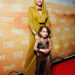 Tina Kandelaki Instagram - Вчерашняя премьера "Выжить в Дубае" собрала полный кинотеатр, все досидели до конца, а теперь, на минуту, представьте, что же будет, если мы снимем кино такое же поразительное, как это реалити 😉 Как справедливо заметила Сусанна Альперина, не хватило только одной фразы моего начальника Жарова Александра Александровича, что он пришёл дать нам Волю.  Хочу добавить только одно слово "телевидению", потому что именно телевидению эта воля к творчеству нужна была давно. И в нашей команде она абсолютно точно есть, поэтому хочу поблагодарить всех: Бориса Ханчаляна @boris_khanchalyan , Аркадия Водахова @yellohood , Костю Обухова @kostya_obukhov , Севу Жарова, наших блистательных Пашу @pavelvolyaofficial и Ляйсан @liasanutiasheva , народную и звездную команду за эту волю к творчеству.  Спасибо нашему пиару и маркетингу - вы крутые! Смотрите наше абсолютно новое реалити только на @tnt_online , уже в это воскресенье, 25 июня в 19:00!