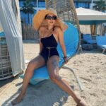 Tina Kandelaki Instagram - Когда очень любишь свою работу, смотришь на отпуск только на фото в инстаграме.🏝️ А вот вы поделитесь со мной своими планами на лето: уже выбрали "горящий" тур или остаетесь в городе работать?