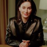 Tina Kandelaki Instagram - По статистике Forbes, 85% финансового успеха зависит от навыка общения. И только 15% — от знаний.😳 В личной жизни я бы сказала, что все 100%. Каждый из нас уникальный, но когда мы переводим язык нашей души в слова, у кого-то это конвертируется в счастливый брак, успешную карьеру, деньги, друзей и признание. А у кого-то – в ноль. Ну или в «и так сойдет».🤷🏻‍♀️ Лучше промолчу. Не надо высовываться. Ну кто я такой? (Если бы я мыслила так же, то наверно до сих пор работала бы за кадром на телевидении в Грузии). Все мои достижения — не магия, не богатые покровители, не Венера в Юпитере и не аскезы. Это коммуникация, коммуникация и еще раз коммуникация. 2 года назад я записала курс «Дизайнер Общения», который прошли уже более 5000 человек и вышли на новую орбиту в жизни. Его продолжали рекомендовать друзьям и покупать без рекламы, но я решила закрыть и полностью перезаписать курс. Под новые запросы студентов и времени. Как говорит команда, программа похожа на ювелирное украшение: только самые актуальные, выверенные и важные темы. От уверенности в себе и самопрезентации (которую до сих пор 99% людей не умеют делать нормально) до прямых эфиров, рилс и письменной коммуникации в чатах и мессенджерах. Ссылка на «Дизайнер Общения: Перезагрузка» — в шапке профиля! В этой программе, кроме моих знаний, очень много практики и много поддержки и веры в вас. Даже если вы еще сами в себя не верите. Ключевое слово — еще.