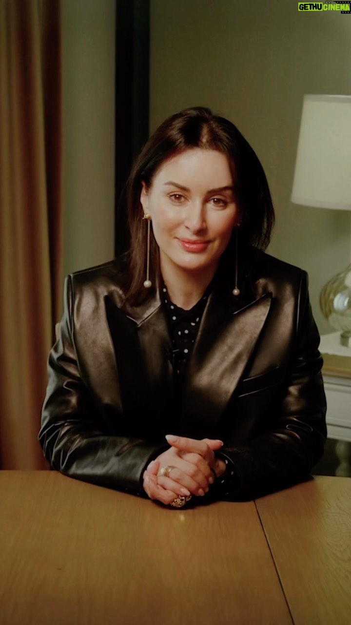 Tina Kandelaki Instagram - По статистике Forbes, 85% финансового успеха зависит от навыка общения. И только 15% — от знаний.😳 В личной жизни я бы сказала, что все 100%. Каждый из нас уникальный, но когда мы переводим язык нашей души в слова, у кого-то это конвертируется в счастливый брак, успешную карьеру, деньги, друзей и признание. А у кого-то – в ноль. Ну или в «и так сойдет».🤷🏻♀️ Лучше промолчу. Не надо высовываться. Ну кто я такой? (Если бы я мыслила так же, то наверно до сих пор работала бы за кадром на телевидении в Грузии). Все мои достижения — не магия, не богатые покровители, не Венера в Юпитере и не аскезы. Это коммуникация, коммуникация и еще раз коммуникация. 2 года назад я записала курс «Дизайнер Общения», который прошли уже более 5000 человек и вышли на новую орбиту в жизни. Его продолжали рекомендовать друзьям и покупать без рекламы, но я решила закрыть и полностью перезаписать курс. Под новые запросы студентов и времени. Как говорит команда, программа похожа на ювелирное украшение: только самые актуальные, выверенные и важные темы. От уверенности в себе и самопрезентации (которую до сих пор 99% людей не умеют делать нормально) до прямых эфиров, рилс и письменной коммуникации в чатах и мессенджерах. Ссылка на «Дизайнер Общения: Перезагрузка» — в шапке профиля! В этой программе, кроме моих знаний, очень много практики и много поддержки и веры в вас. Даже если вы еще сами в себя не верите. Ключевое слово — еще.