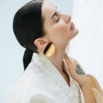 Tina Kandelaki Instagram - Как же иногда хочется попасть в загадочное «потом», где все дела выполнены, всем близким позвонила, сходила на массаж, где прибрано на рабочем столе и дома, а вещи сданы в химчистку… Волшебное место должно быть это «потом»! 🤣 На самом деле не существует никакого потом. Если вы хотите преуспеть, то не откладывайте то, что нужно сделать сейчас. Моя любимая тема – уход за собой. Всегда лень. Утром не выспалась, опаздываю, ладно, сегодня не буду все это наносить… Вечером без сил, хорошо если умоюсь, и ладно, на выходных поухаживаю за собой… Вот так незаметно и печально утекает в загадочное «потом» наша красота и молодость. А когда спохватываемся (чаще всего это происходит после сорока) – а всё, а раньше надо было! Способ, который работает – упростить и стандартизировать уход. Понятный алгоритм, минимум средств, четкая схема ухода. Для этого у меня есть «полный набор по уходу за кожей» – на данный момент это главный бестселлер моего бренда. Когда все четко, по полочкам – уход становится эффективным и простым. И воспринимается, как чистка зубов – обязательная и быстрая задача утром и перед сном. В наборе все шаги: очищение, тонизация, питание и увлажнение. 6 средств на утро и вечер. Если вы склонны уход откладывать на таинственное «потом», то вас этот набор дисциплинирует и выведет уход на новый уровень. А чтобы начать было легче, ловите 3 дня скидку на него 40%. Экономия колоссальная. В шапке профиля ссылка на раздел, он и другие товары со скидками там. Но только до конца месяца ☝️