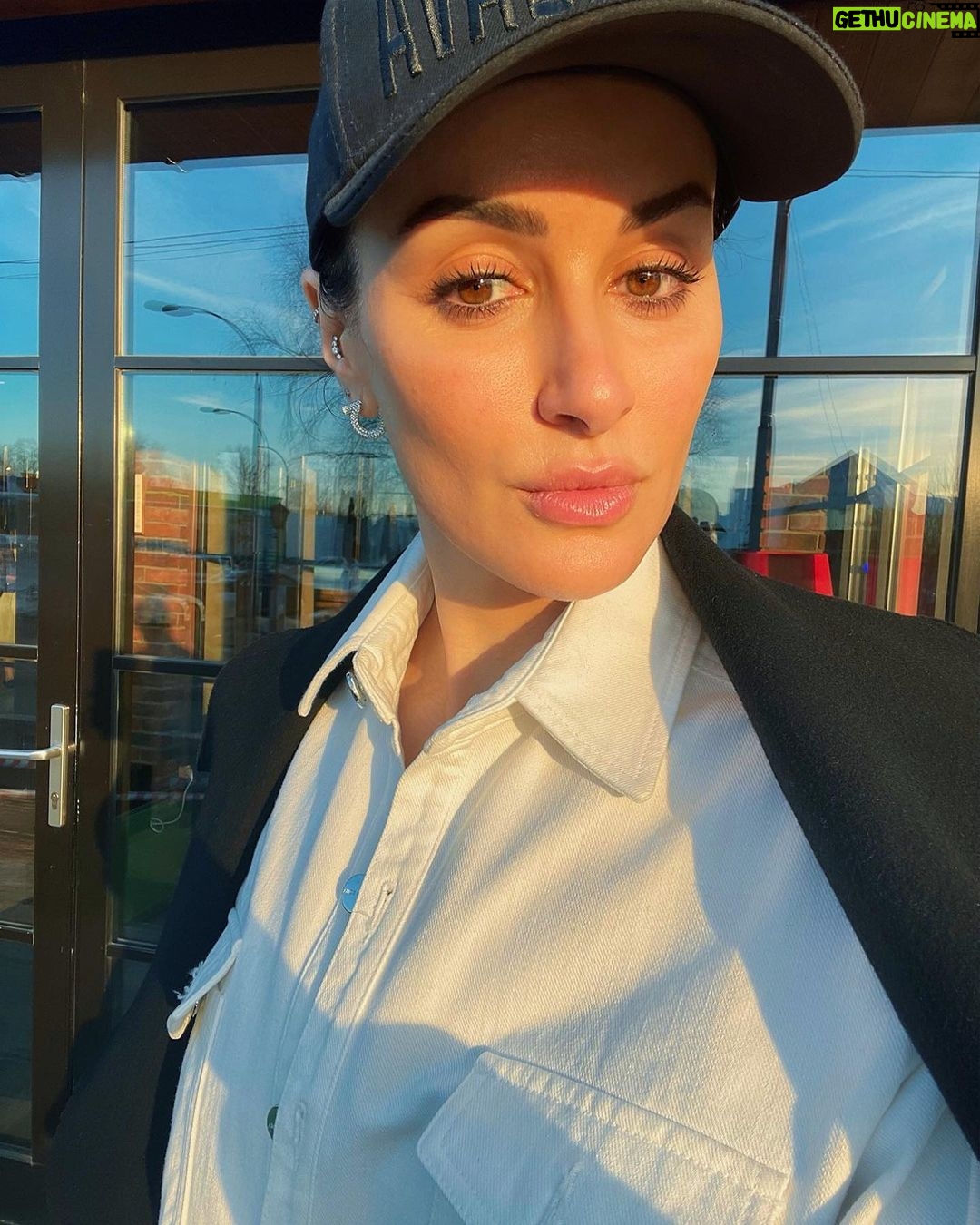 Tina Kandelaki Instagram - Скоро весна, скоро весна Скоро эти ночи беспокойного сна Снова весна, снова любовь Снова в наших жилах заиграет кровь 🌸🌸🌸