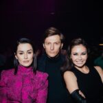 Tina Kandelaki Instagram - С красивыми людьми на территории @tv3russia — территории чудес, территории канала, раскрывающего тайны прошлого и будущего. Один мир пришёл на смену другому, но изменился не только мир вокруг нас — изменились и мы. Всего три года назад никто и представить не мог, что на канале не будет фильмов и передач, которые произведены за пределами России. Это казалось фантастикой! Но @tv3russia славится своими чудесами, мы полностью перезапустили этот канал, и зрители это уже оценили! Поздравляю канал с прекрасной презентацией сезона 💜