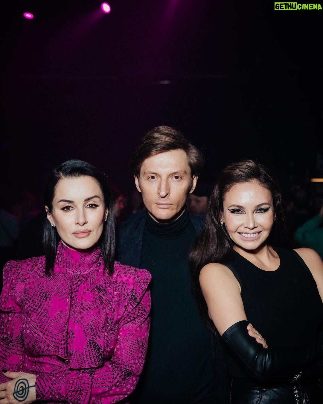 Tina Kandelaki Instagram - С красивыми людьми на территории @tv3russia — территории чудес, территории канала, раскрывающего тайны прошлого и будущего. Один мир пришёл на смену другому, но изменился не только мир вокруг нас — изменились и мы. Всего три года назад никто и представить не мог, что на канале не будет фильмов и передач, которые произведены за пределами России. Это казалось фантастикой! Но @tv3russia славится своими чудесами, мы полностью перезапустили этот канал, и зрители это уже оценили! Поздравляю канал с прекрасной презентацией сезона 💜