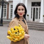 Tina Kandelaki Instagram - Что помогает нам пережить зиму? Особенно если вы живете в климате, где к февралю силы уже на исходе. Календарь праздников, предчувствие весны и, конечно, любовь. И если сегодня вы в понимании общественного мнения одиноки, то есть без пары, это еще не значит, что в вашей жизни нет любви. Отношения с собой — самое стабильное что можно себе представить. Они будут питать вас, когда это нужно, будут помогать идти по жизни смело и уверенно с высоко поднятой головой и с приятным предвкушением, что готовит новый жизненный поворот. Девушки, все те, кто проводит этот февраль без пары, помните, что отсутствие отношений не равно одиночеству. У вас есть вы сами, самые ценные люди в вашей жизни! Любите себя и своих близких, и ваше сердца никогда не замерзнут. А еще хочу напомнить, что любовь — это не слова, а в первую очередь действия. В феврале в ANSALIGY мы решили провести камерный сейл под слоганом «Любовь растопит лёд», чтобы скрасить томительное ожидание весны. Мы включили в него ограниченное количество средств, и это конкретная подсказка что сейчас делать. Среди моих личных фаворитов, — сет «Обновление кожи», про который я рассказывала не вспомню сколько раз, шелковая сыворотка с витамином С и сыворотка для бровей и ресниц. Полный ассортимент продуктов по специальной цене предлагаю изучать уже лично, для удобства закрепляю ссылку в шапке профиля и желаю, чтобы все ваши покупки были совершены из чистой и безусловной любви — к себе и всем, кто вам дорог.