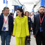 Tina Kandelaki Instagram - На ПМЭФ с лучшей командой Газпром-Медиа. Обсудили всё: от перспектив нашего кино и бьюти-индустрии в России до успехов нашего уникального проекта «Вызов». Первые результаты уже налицо, но мы не останавливаемся, работаем дальше и, как сказал Борис Ханчалян, ломаем стереотипы 💪🏼