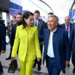Tina Kandelaki Instagram - На ПМЭФ с лучшей командой Газпром-Медиа. Обсудили всё: от перспектив нашего кино и бьюти-индустрии в России до успехов нашего уникального проекта «Вызов». Первые результаты уже налицо, но мы не останавливаемся, работаем дальше и, как сказал Борис Ханчалян, ломаем стереотипы 💪🏼