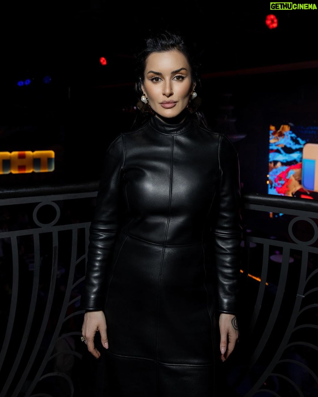 Tina Kandelaki Instagram - Еще апрель, а мы уже думаем вперед про предстоящий летний сезон и еще немного про осень. Именно об этом мы вчера рассказали на нашей закрытой презентации «ТНТ в разгаре» для рекламодателей. Конечно же, мы рассказали не только о планах (stay tuned), но и об успехах: наш телеканал по-прежнему №1 по предоставлению различных возможностей для спонсорства с невероятным показателем в 63%. И вы же знаете, цифры никогда не врут. Спасибо Александру Александровичу за доверие, нашему сейлз-гению Кате Веселковой @veselkovakatya за космически высокие продажи, а также всей нашей огромной команде — вы у нас лучшие. И конечно, нашим любимым рекламодателям! С нами вам никогда не будет скучно😉 Газуем!