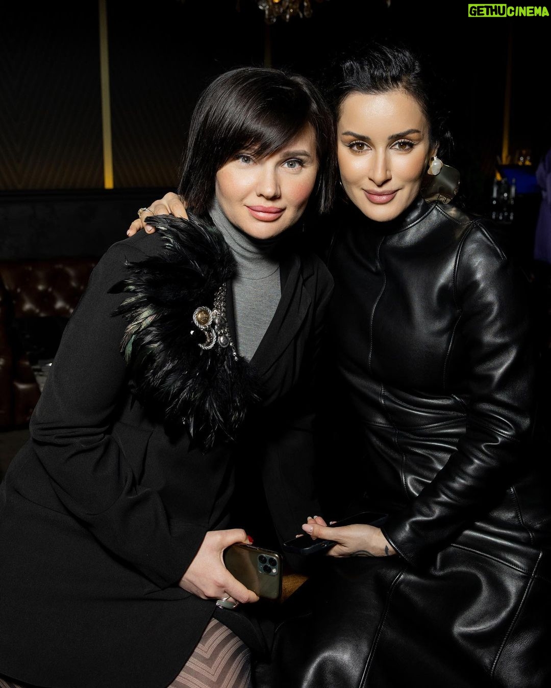 Tina Kandelaki Instagram - Еще апрель, а мы уже думаем вперед про предстоящий летний сезон и еще немного про осень. Именно об этом мы вчера рассказали на нашей закрытой презентации «ТНТ в разгаре» для рекламодателей. Конечно же, мы рассказали не только о планах (stay tuned), но и об успехах: наш телеканал по-прежнему №1 по предоставлению различных возможностей для спонсорства с невероятным показателем в 63%. И вы же знаете, цифры никогда не врут. Спасибо Александру Александровичу за доверие, нашему сейлз-гению Кате Веселковой @veselkovakatya за космически высокие продажи, а также всей нашей огромной команде — вы у нас лучшие. И конечно, нашим любимым рекламодателям! С нами вам никогда не будет скучно😉 Газуем!