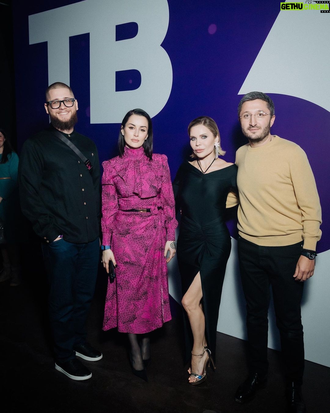 Tina Kandelaki Instagram - С красивыми людьми на территории @tv3russia — территории чудес, территории канала, раскрывающего тайны прошлого и будущего. Один мир пришёл на смену другому, но изменился не только мир вокруг нас — изменились и мы. Всего три года назад никто и представить не мог, что на канале не будет фильмов и передач, которые произведены за пределами России. Это казалось фантастикой! Но @tv3russia славится своими чудесами, мы полностью перезапустили этот канал, и зрители это уже оценили! Поздравляю канал с прекрасной презентацией сезона 💜