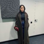 Tina Kandelaki Instagram - С — стабильность. #БитваЛуков по выходным и фотографии только из офиса) В этот раз три претендента на звание лучшего: - тотал-блэк с вырезом - классическое комбо водолазка + строгое пальто - уютная дубленка в сочетании с прямыми джинсами Как всегда, голосуйте сердцем!)