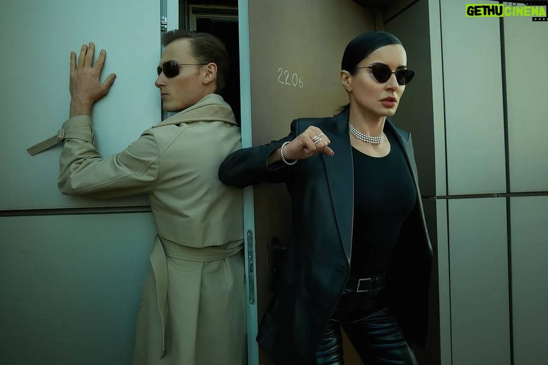 Tina Kandelaki Instagram - Сейчас модно восьмого марта говорить о феминизме, вспоминать великих женщин, историю и упоминать, что они вам больше не слабый пол. Мы ищем героинь и события в прошлом, чтобы сделать актуальнее женский день. Помнить историю нужно, но ведь эти посты и смс читают женщины 21 века. Окруженные возможностями, правами, технологиями и личной «трибуной» — соцсетями, откуда на весь мир они говорят обо всем, да так, что услышит каждый. Но истина в том, что вдохновляться лишь героинями прошлого нам больше не нужно. Мы видим их, подписаны на них, мы работаем с ними в конце концов. Да, Екатерины Великие сейчас живут среди нас и совершают подвиги регулярно: снимают кино, делают открытия, управляют компаниями, создают бизнес с нуля, сражаются за свою страну на фронте. Каждая из них сама себе героиня. А сколько крутых женских персонажей стало в книгах, фильмах, сериалах, видеоиграх. Их одинаково обожают и мужчины, и женщины. В индустрии любят сложных, глубоких, многогранных женских героев. И если вдруг они не такие — интерес зрителя падает моментально. Помните, девочки, что все героини из вымышленных миров вдохновлены героинями из настоящего. Неповторимыми, противоречивыми, одновременно хрупкими и сильными. Нами. С праздником! И пусть каждая из нас будет героиней, за спиной которой стоит преданный и любящий мужчина.