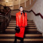 Tina Kandelaki Instagram - Советы начинающим журналистам Журналистика — это искусство, требующее глубокого понимания и обширного кругозора. Работая в этой профессии, важно понимать, что успешный журналист — это не только тот, кто умеет писать интересные статьи, но и тот, кто обладает объемным багажом знаний. Вне зависимости от того, какую журналистику вы выбираете (политическую, развлекательную, спортивную и т. д.), обратите внимание на эти ключевые аспекты: 1. Образование и знания. Начните с углубленного изучения области, которая вас интересует. 2. Широкий кругозор. Журналист должен быть осведомлен о мире вокруг себя. Изучайте факты, историю, имена. 3. Уникальный стиль. Развивайте свой собственный стиль. Найдите уникальный голос, который будет вас отличать. 4. Критическое мышление. Умение анализировать информацию и видеть разные точки зрения — важный аспект журналистики. Всегда проверяйте факты и старайтесь понять их истинное значение.